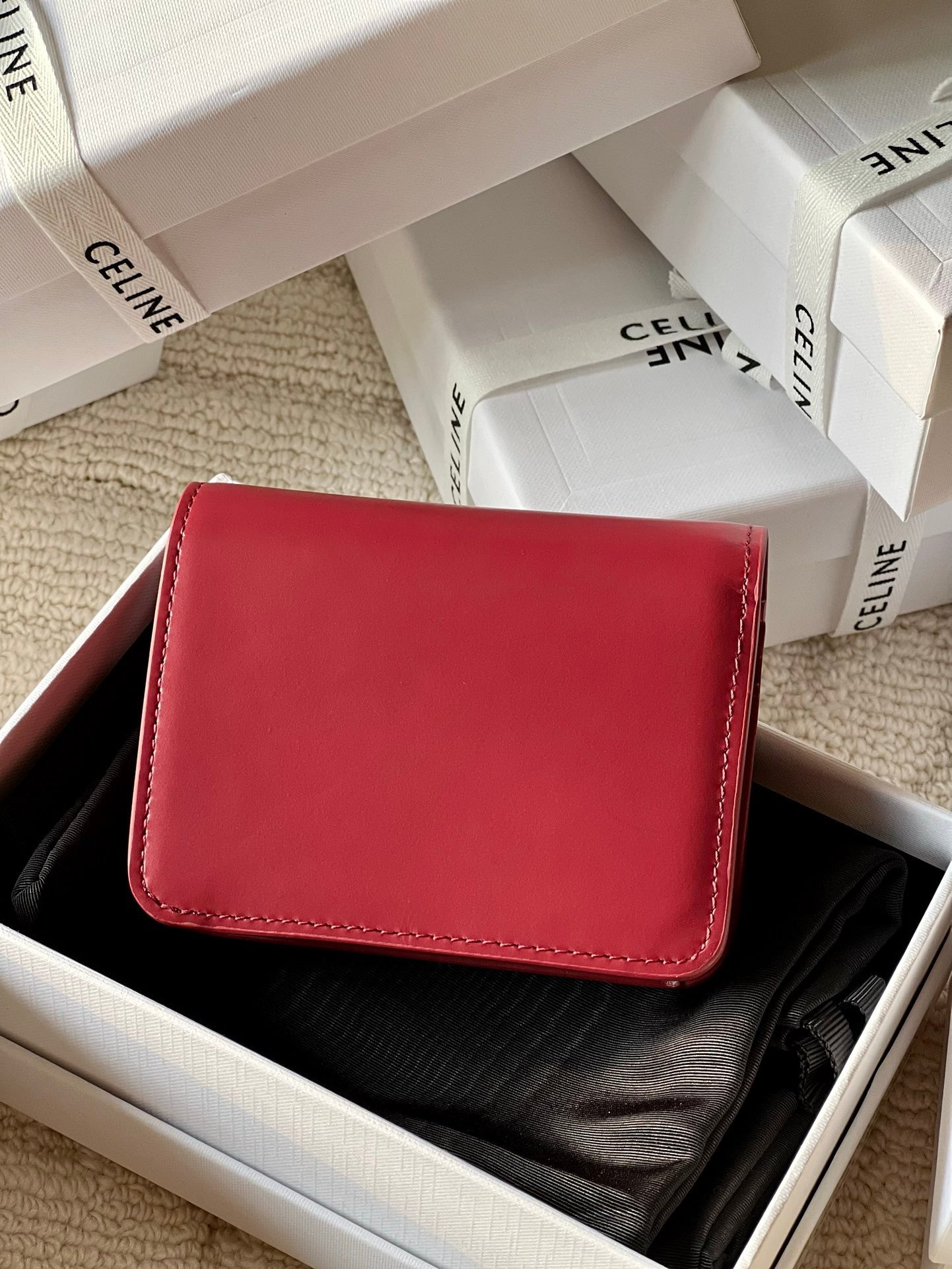 triomphe compact wallet in shiny calfskin Claret