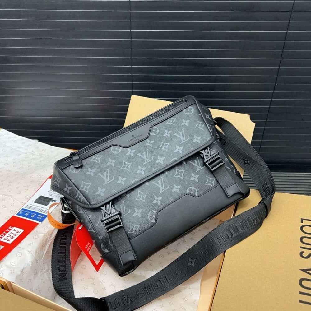 Flap shoulder bag 22 x 33 cm.