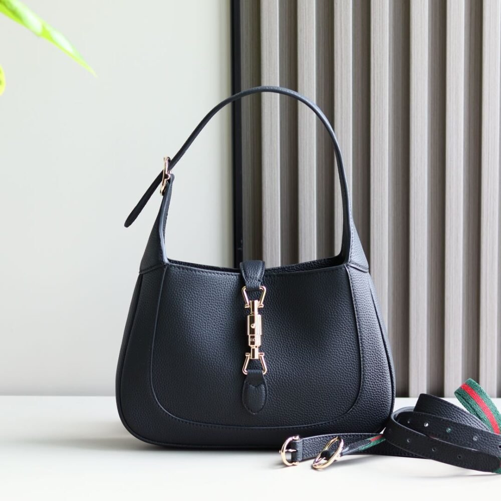Handbag/Shoulder Bag Size  27.5x 19x 4 CM