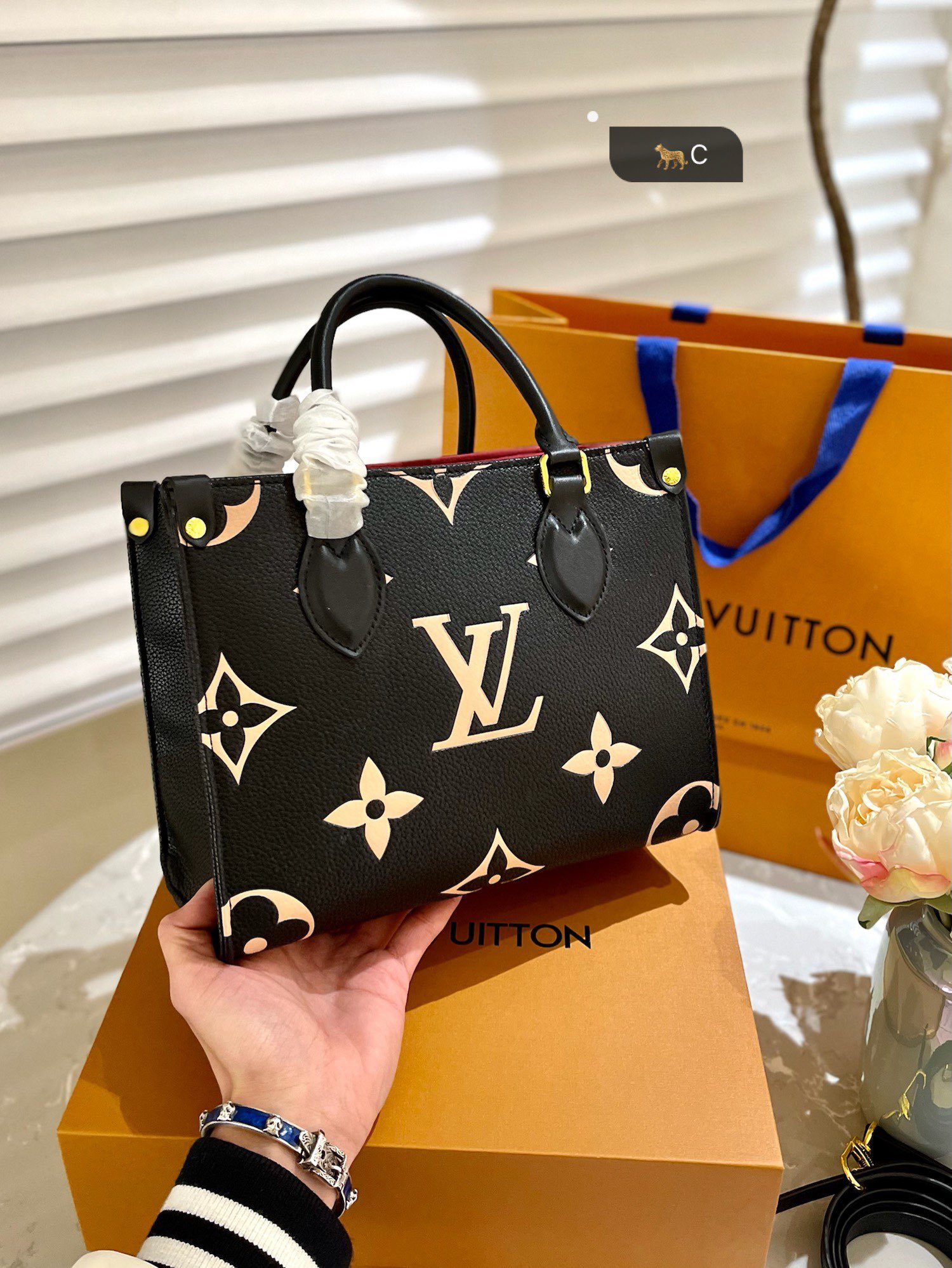 Premium Embossed Embossed Shopping Bag Specifications: 25*11*19 CM