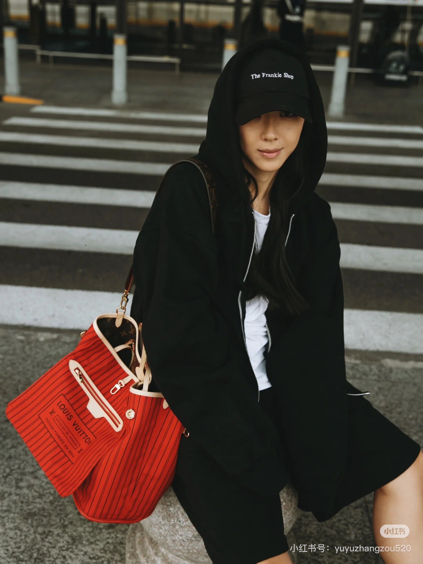 Reversible handbag Specifications: 32*29*17