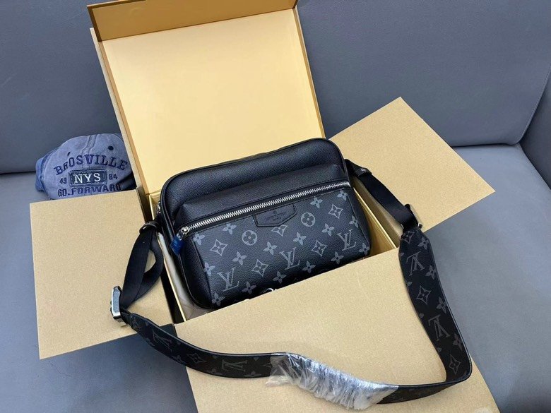 Crossbody bag over shoulder 25 x 18 cm.