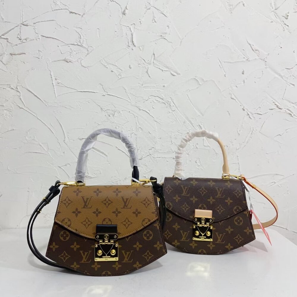 - Scalloped messenger bag shoulder bag Specification: 24*17*8cm