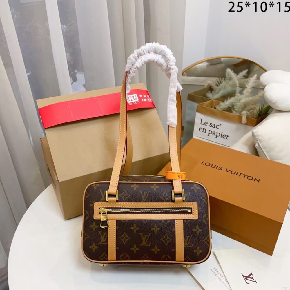 Smile shoulder bag Size: 25*10*15cm