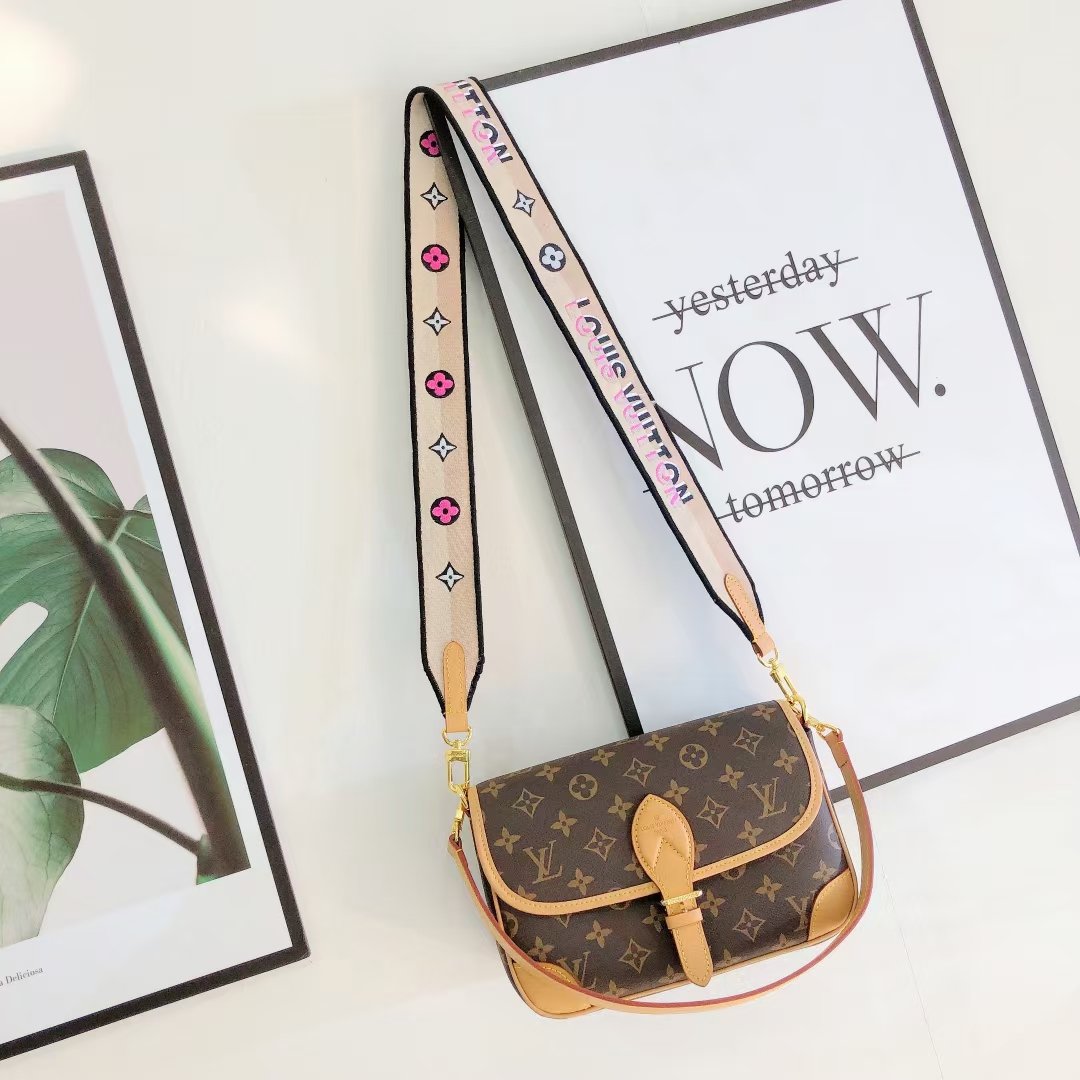 One-shoulder crossbody bag Size: 24-16-9cm