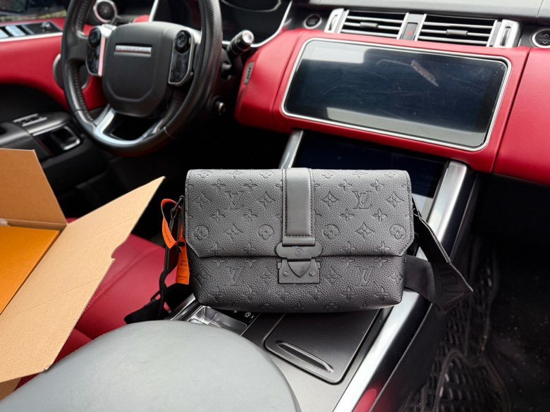 Crossbody bag over the shoulder Size: 28x16x10cm
