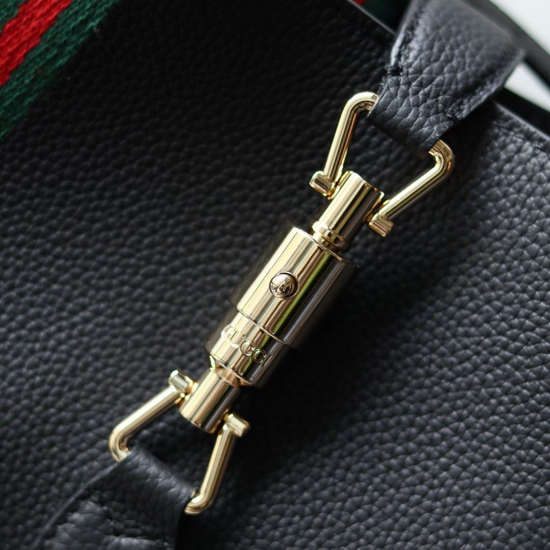 Handbag/Shoulder Bag Size  27.5x 19x 4 CM
