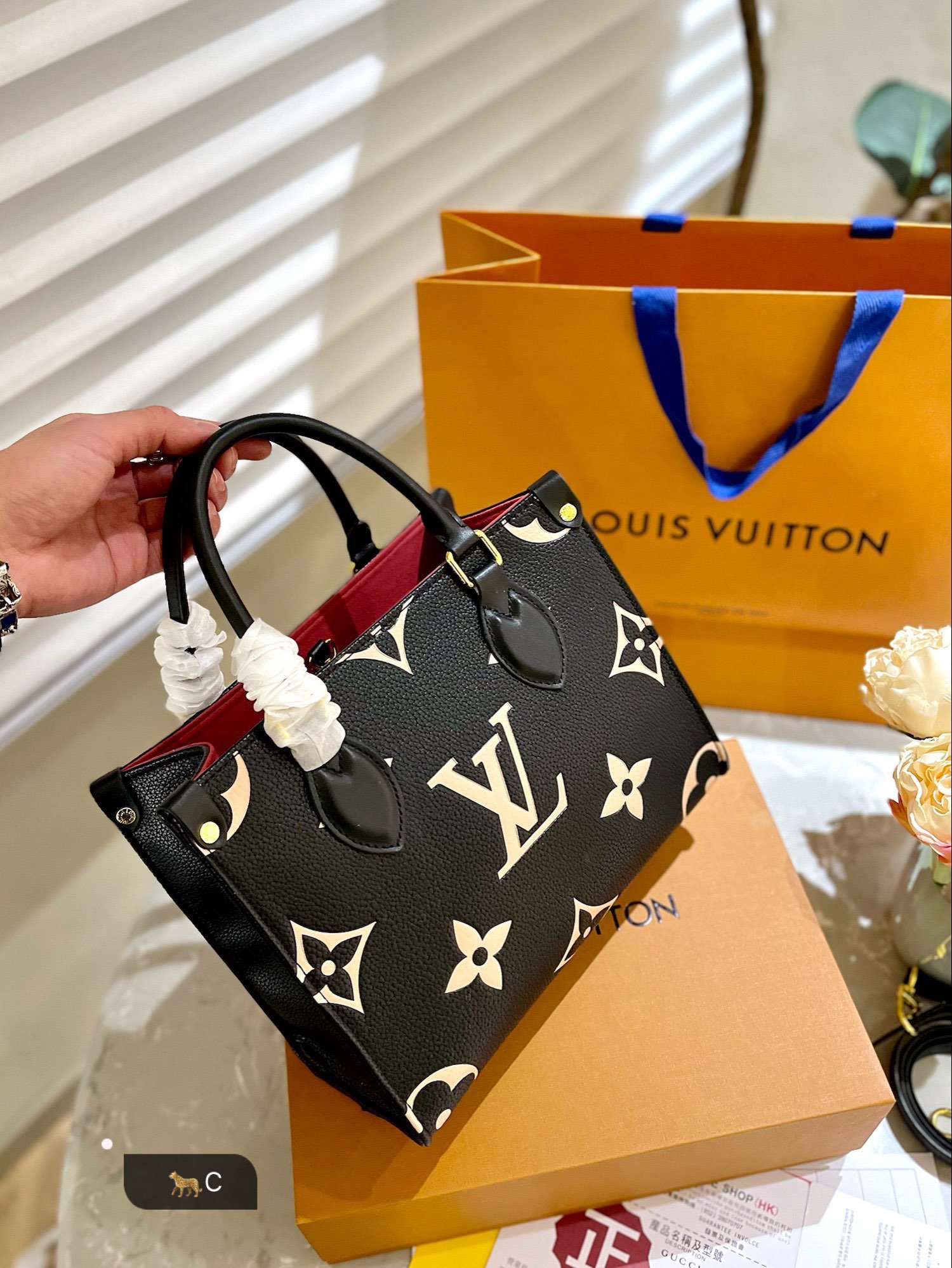 Premium Embossed Embossed Shopping Bag Specifications: 25*11*19 CM