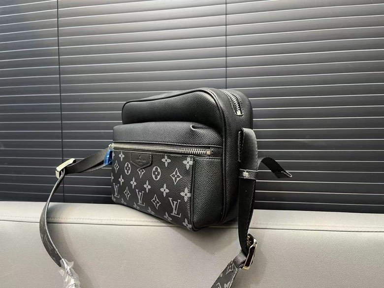 Crossbody bag over shoulder 25 x 18 cm.