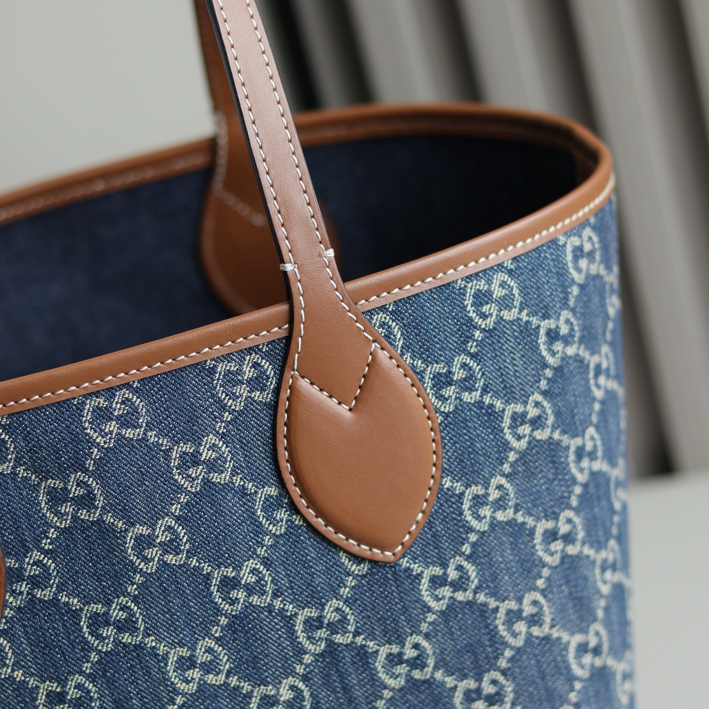 Handbag/Shoulder Bag Size   22x19x18cm
