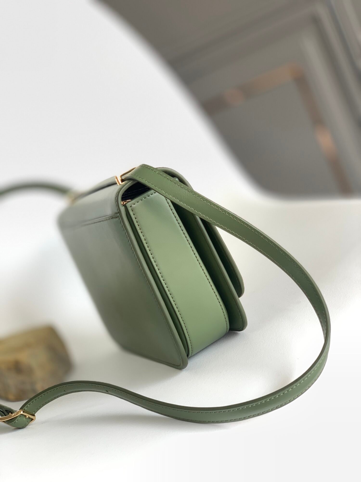 Handbag/Shoulder Bag Size22.5*16.5*6.5CM