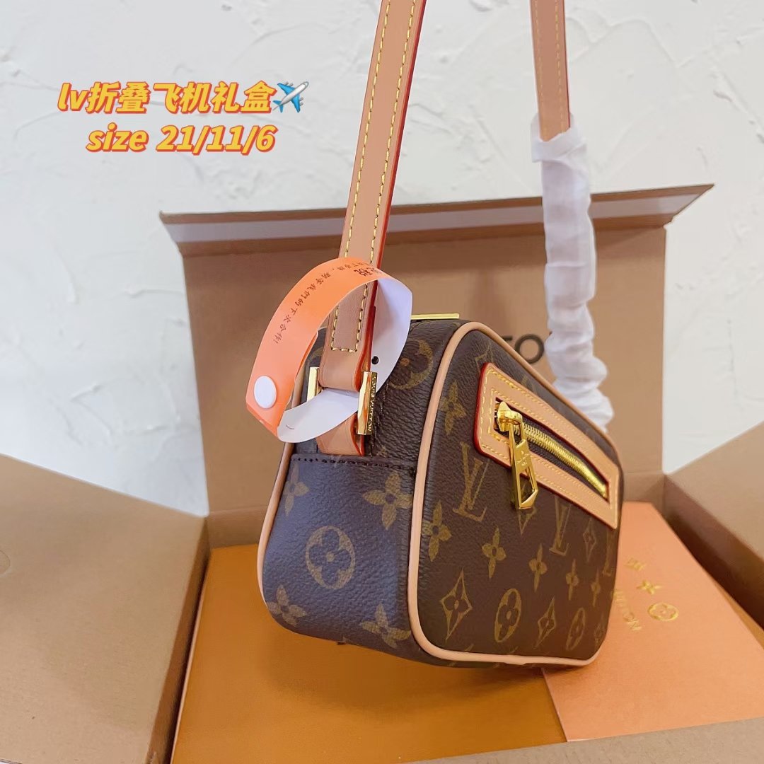 Presbyopia Small Smile Shoulder Bag Specifications: 21*11*6cm