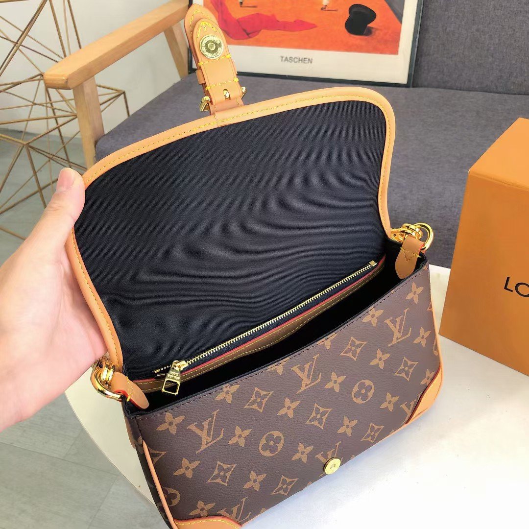 One-shoulder crossbody bag Size: 24-16-9cm