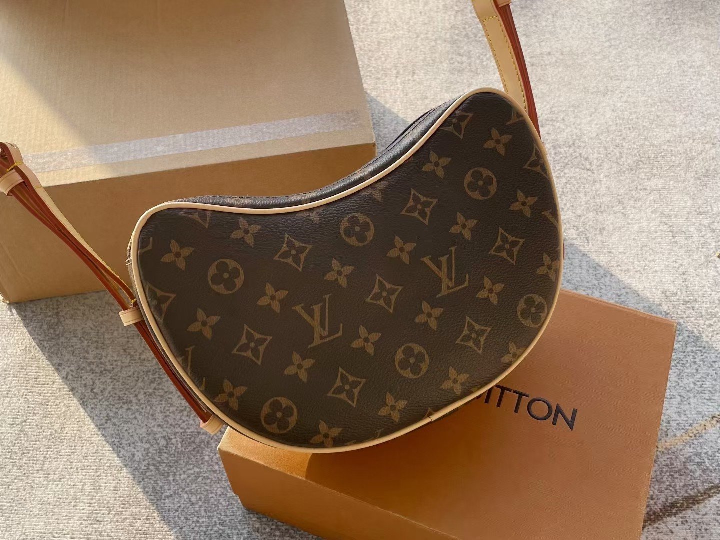 Crescent tote bag shoulder bag Specification: 26*17*7cm