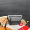 Messenger bag Dimensions: 16 x 22 cm.
