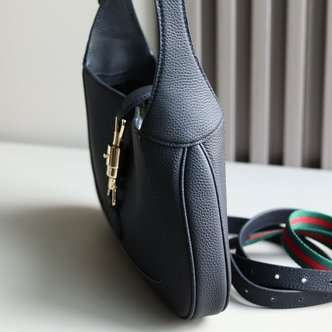 Handbag/Shoulder Bag Size  27.5x 19x 4 CM
