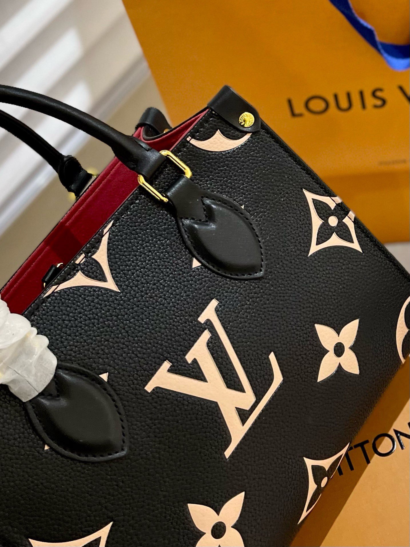 Premium Embossed Embossed Shopping Bag Specifications: 25*11*19 CM