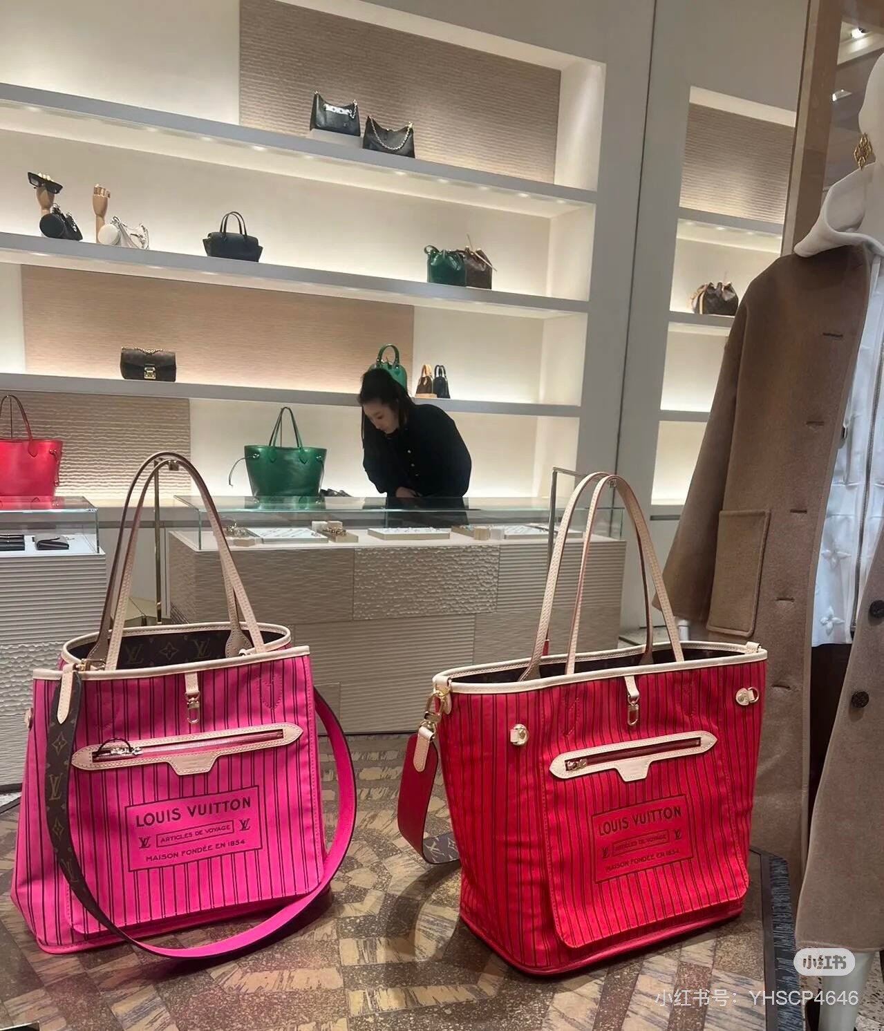 Reversible handbag Specifications: 32*29*17