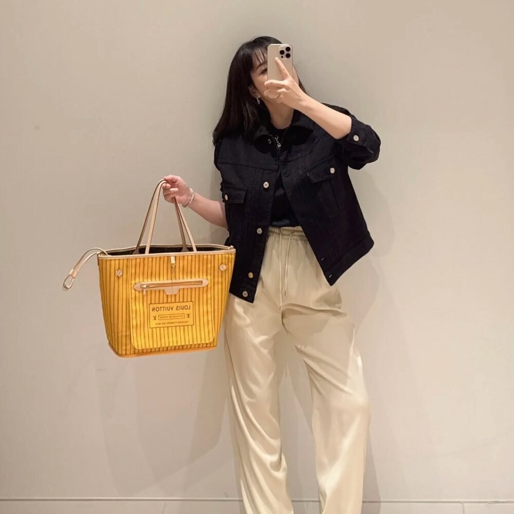 Reversible handbag Specifications: 32*29*17
