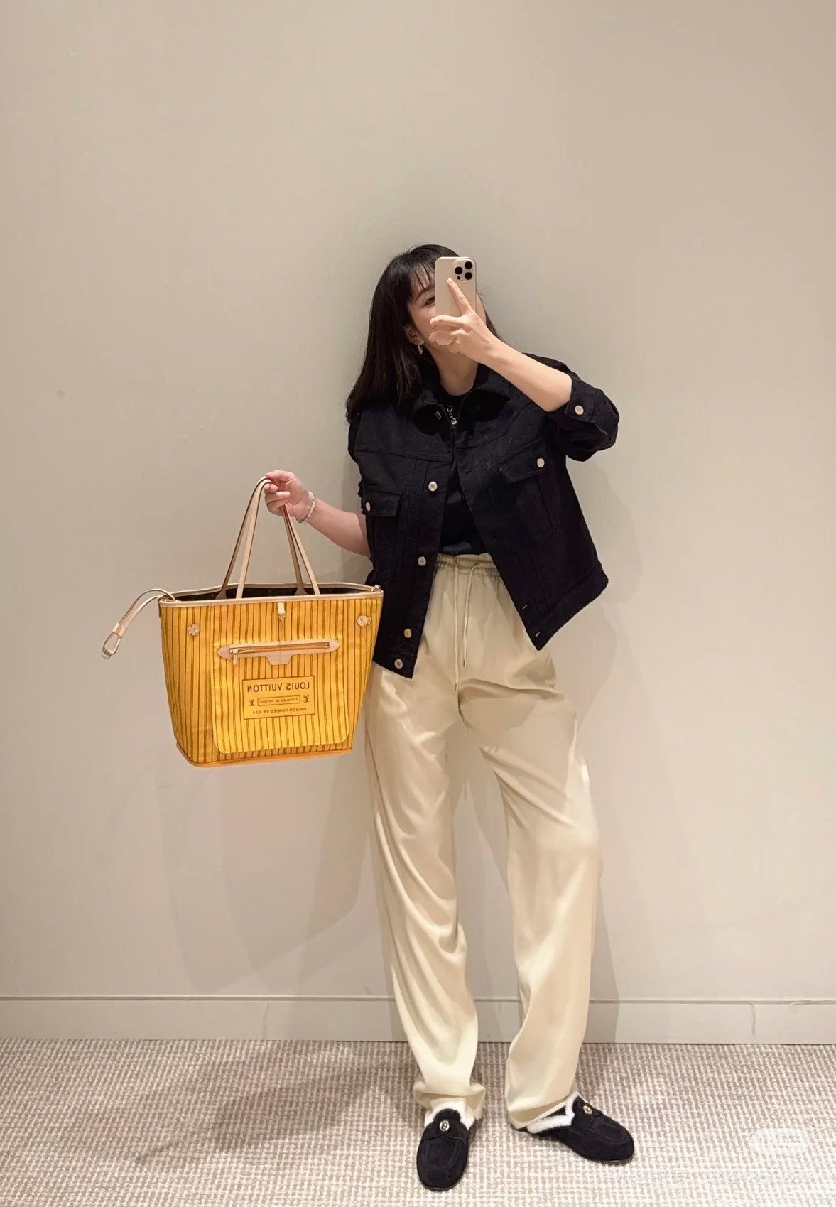 Reversible handbag Specifications: 32*29*17