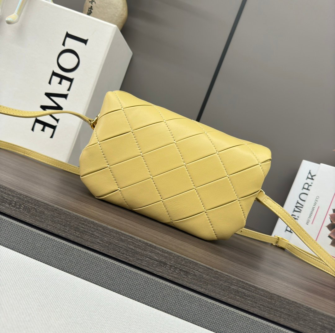 Handbag/Shoulder Bag Size Size:20*6*13CM