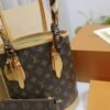 Pre-owned handbag specifications: 23*15*25
