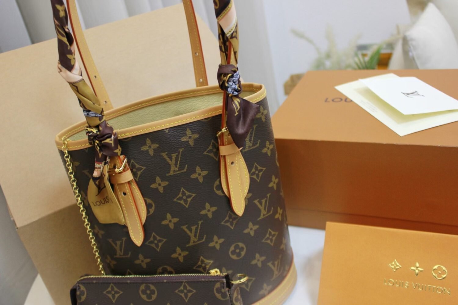 Pre-owned handbag specifications: 23*15*25