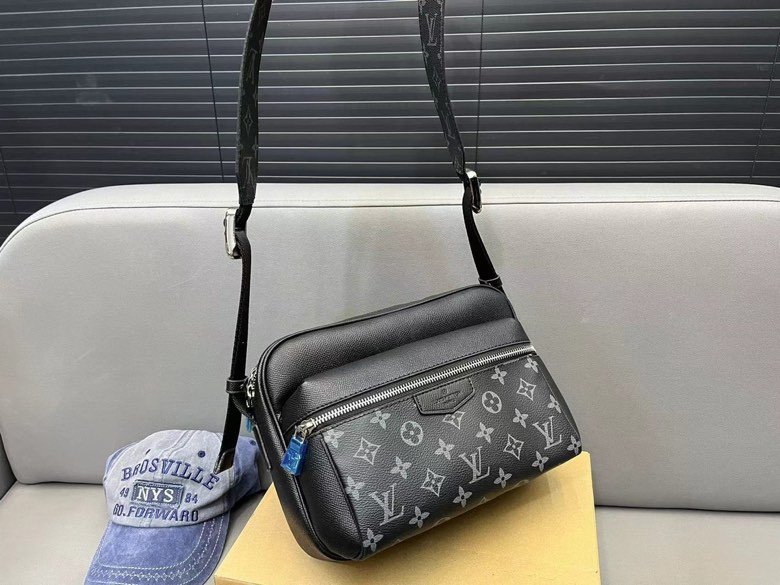 Crossbody bag over shoulder 25 x 18 cm.