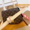 - Scalloped messenger bag shoulder bag Specification: 24*17*8cm
