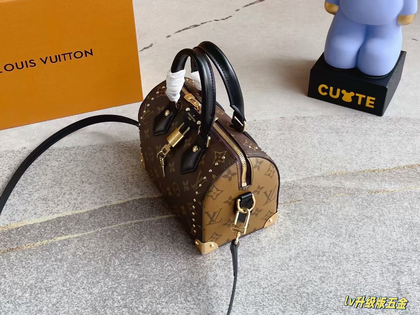 Tote bag shoulder bag Specification: 20*14*12cm