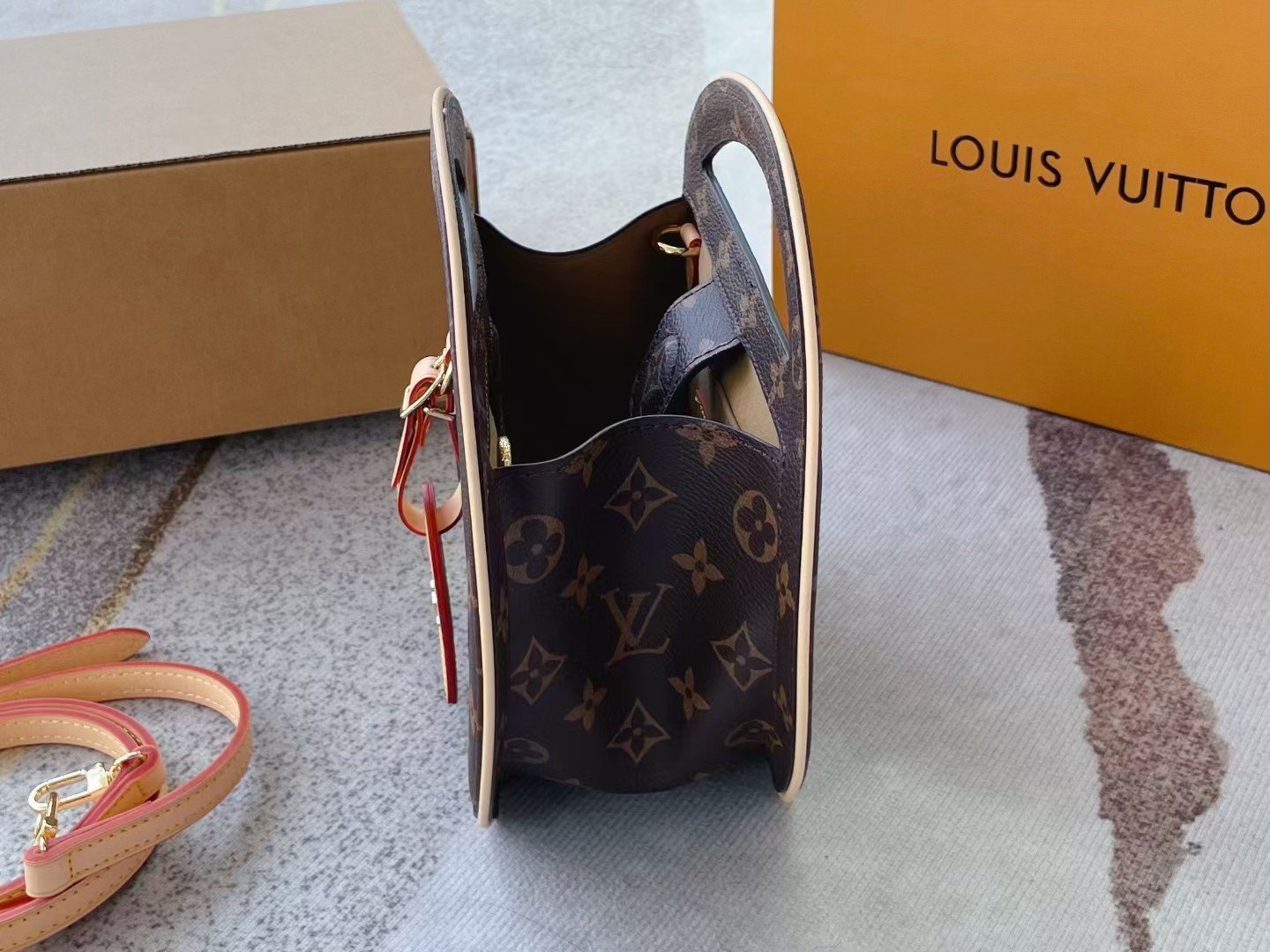 Hand buckle round cake tote bag shoulder bag Specification: 22*21*10cm