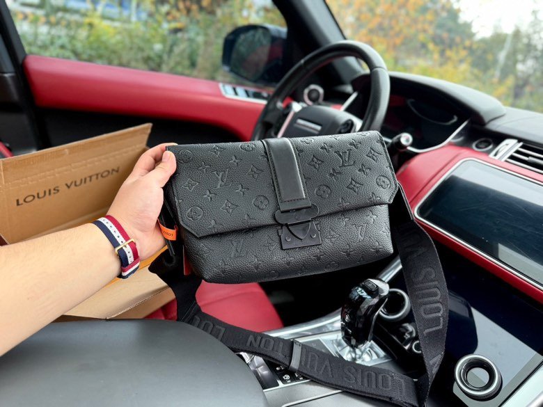 Crossbody bag over the shoulder Size: 28x16x10cm