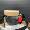 Crossbody bag over the shoulder Dimensions: 28 x 15 cm.