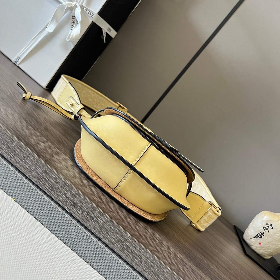 Handbag/Shoulder Bag Size 21x12.5x9.5cm