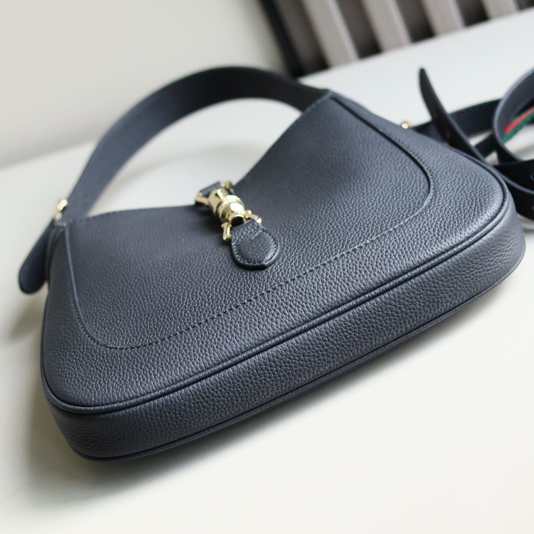 Handbag/Shoulder Bag Size  27.5x 19x 4 CM