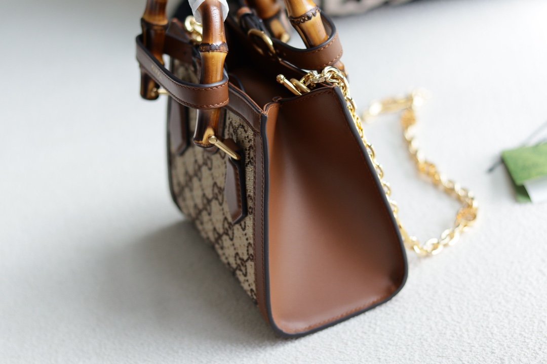 Handbag/Shoulder Bag Size 20 x 16 x 10 cm