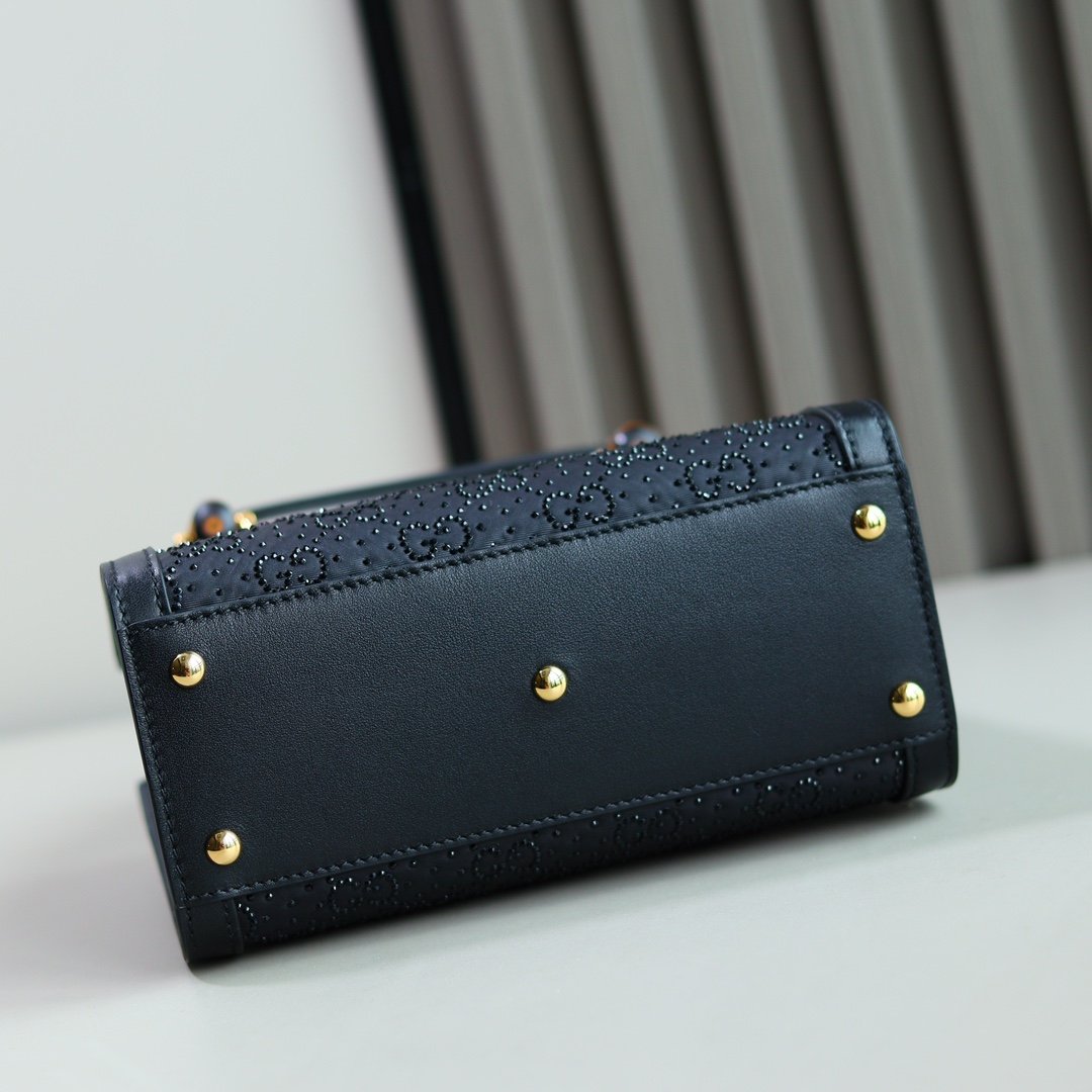 Handbag/Shoulder Bag Size  20x16x10cm