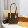 Pre-owned handbag specifications: 23*15*25