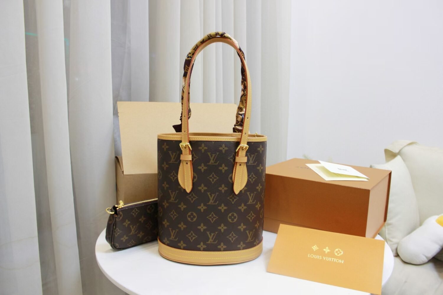 Pre-owned handbag specifications: 23*15*25