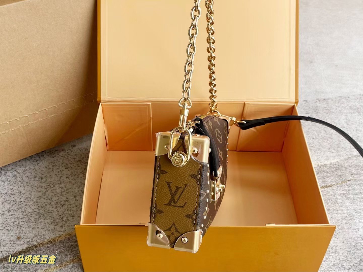 Tote bag shoulder bag Specification: 24*12*5cm
