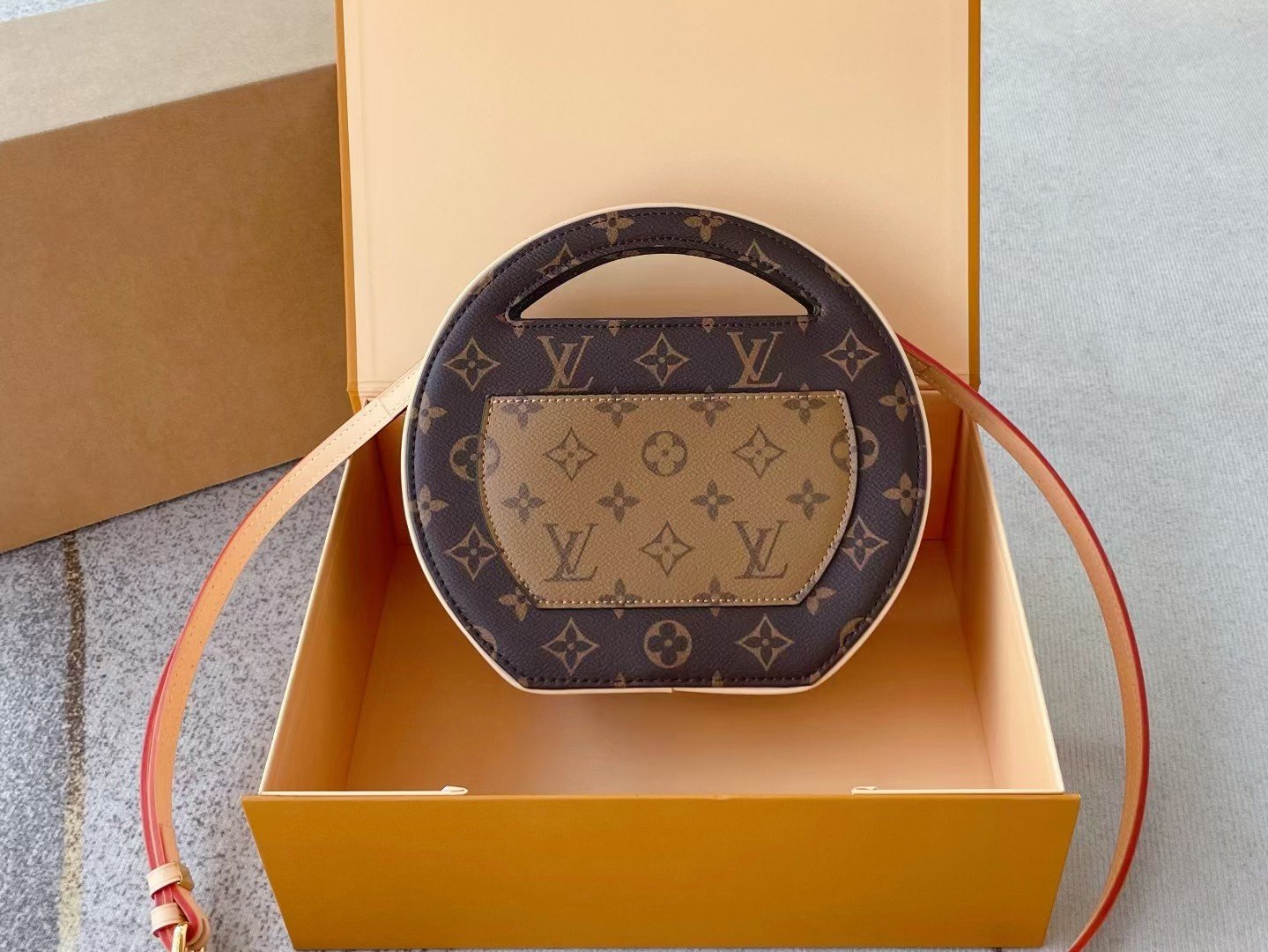 Hand buckle round cake tote bag shoulder bag Specification: 22*21*10cm