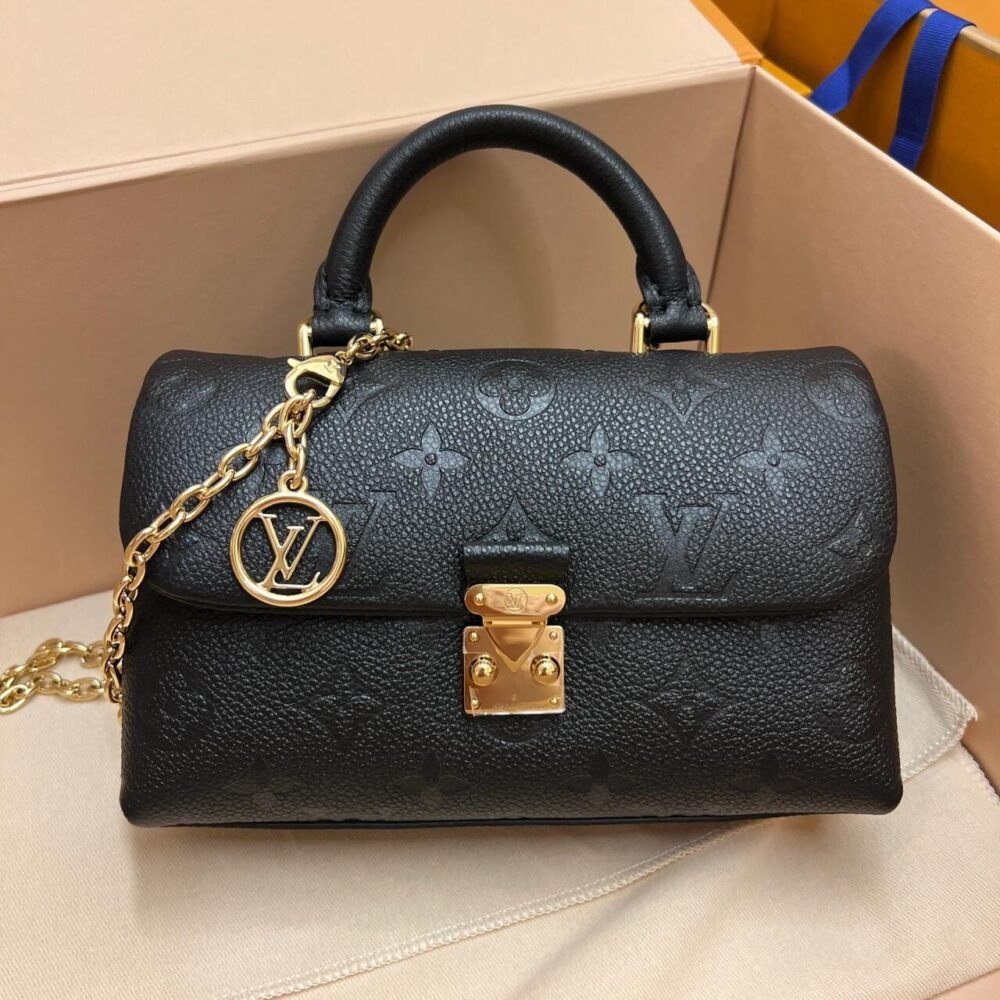 Shoulder bag handbag specifications: 12.5*6*21cm