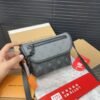 Messenger bag Dimensions: 16 x 22 cm.