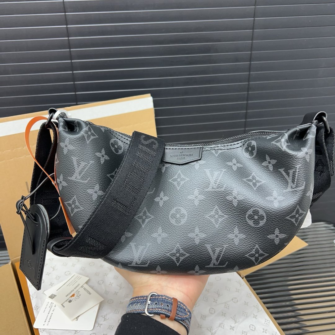 Crossbody bag over the shoulder Dimensions: 28 x 15 cm.