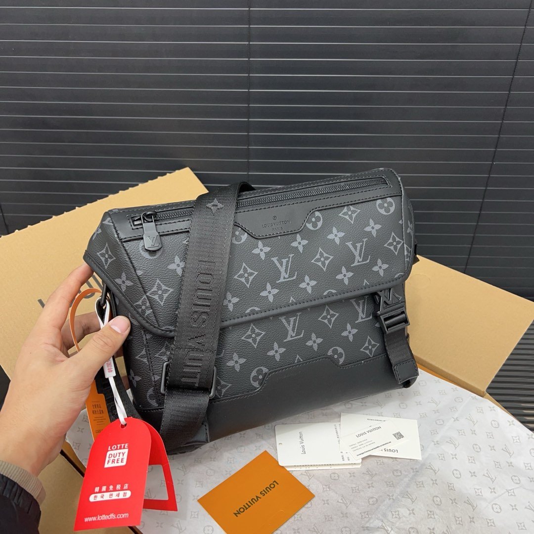 Flap shoulder bag 22 x 33 cm.