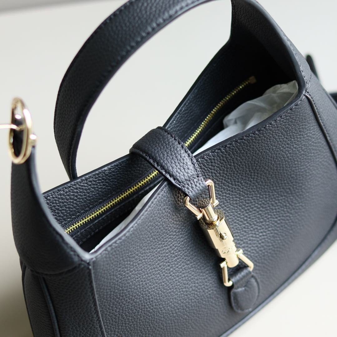 Handbag/Shoulder Bag Size  27.5x 19x 4 CM