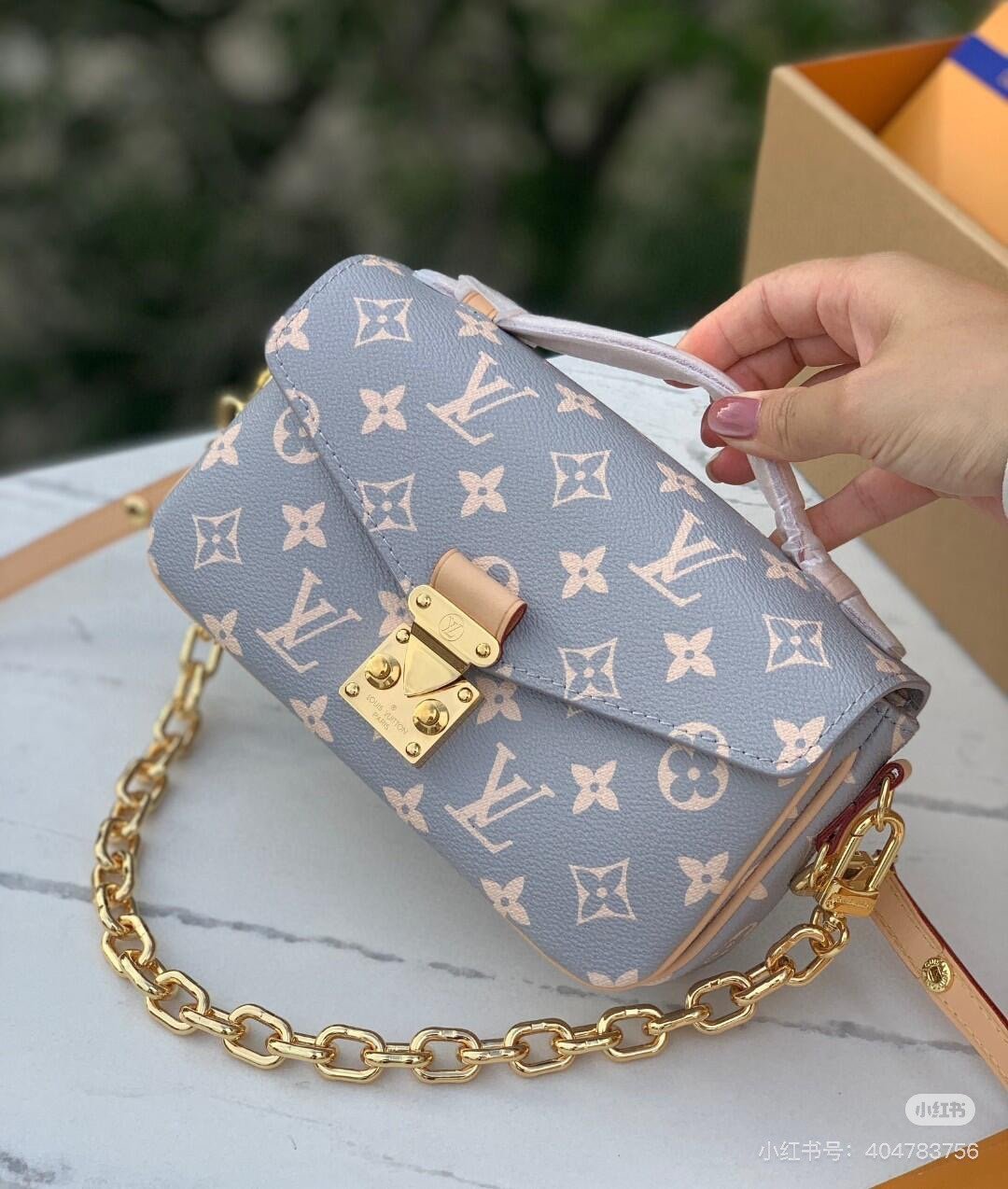 Shoulder bag, single handle bag Specifications: 21.5*13.5*6