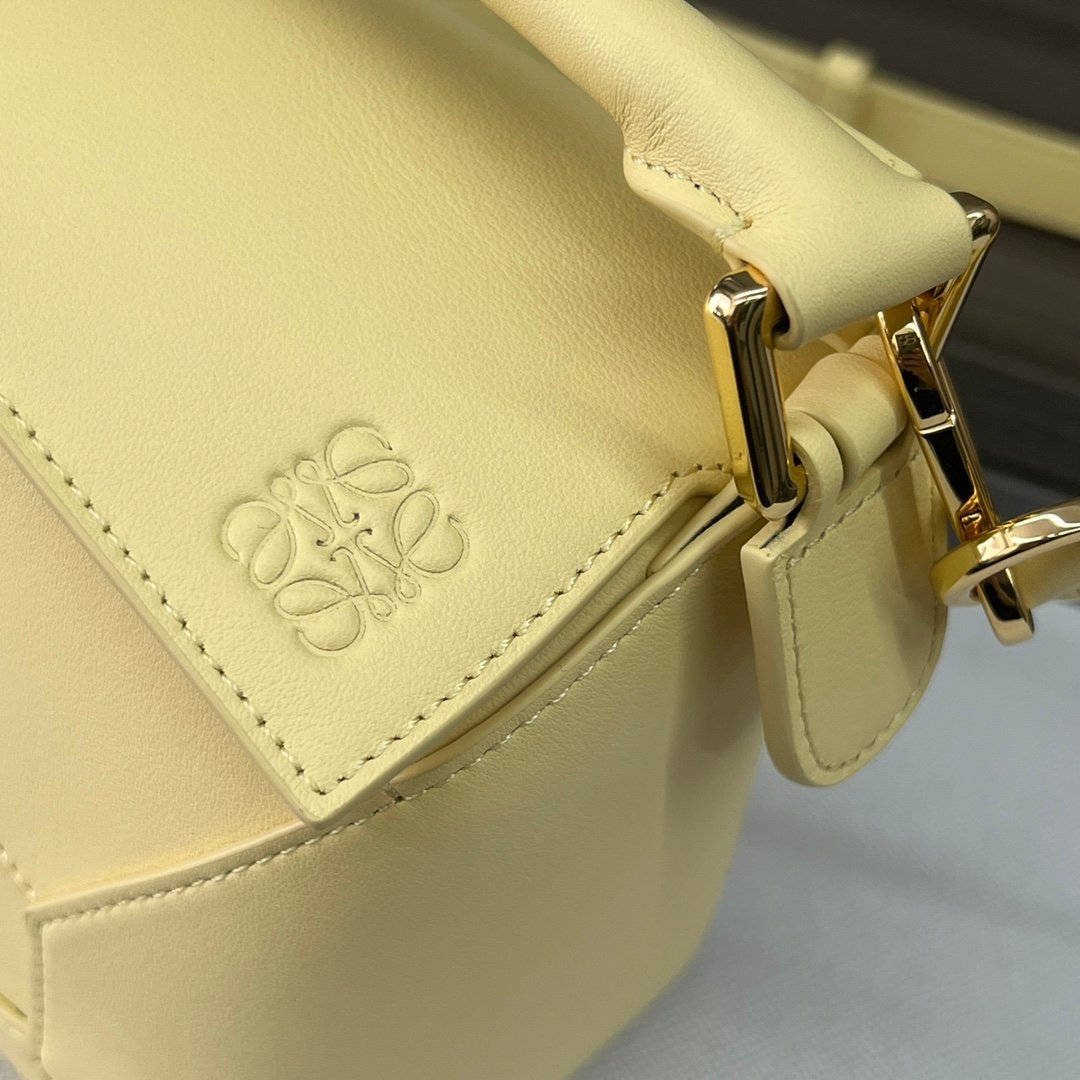 Handbag/Shoulder Bag Size 24*10.5*16CM