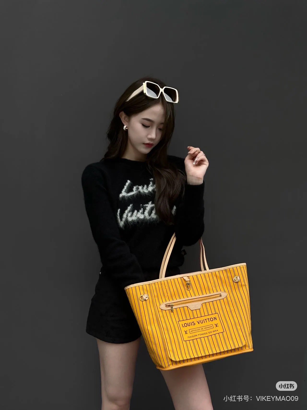Reversible handbag Specifications: 32*29*17