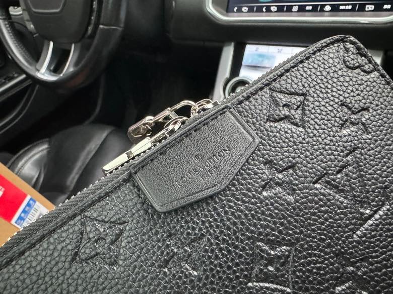 Crossbody Chest Bag Men's Black Embossed Size 18.5/11/6.5cmp